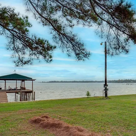 Lakefront Frankston Cabin With Dock And Fire Pit!